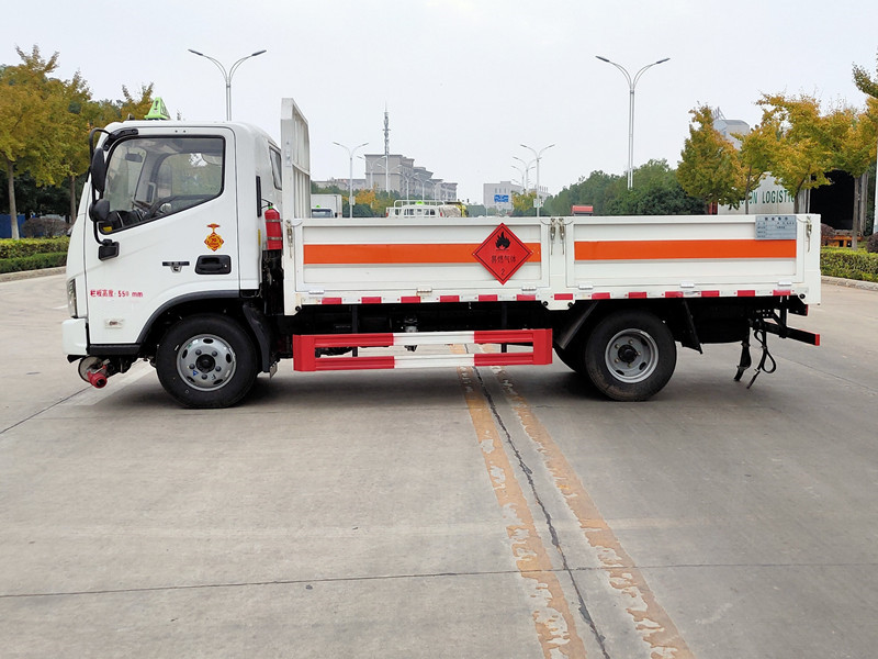 4.2米福田歐馬可(藍(lán)牌)國(guó)六氣瓶運(yùn)輸車