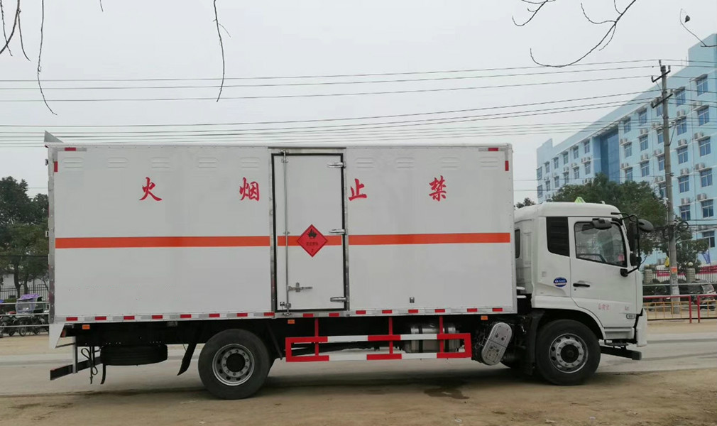 天錦6.2/6.6/6.8米（國六）3類易燃液體廂式運(yùn)輸車