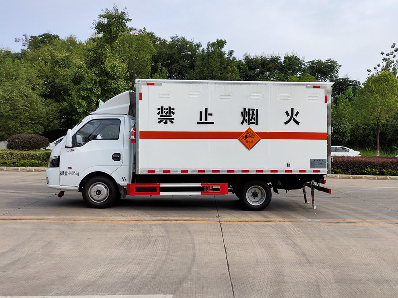 途逸2.7/3.1/3.4米(藍(lán)牌)汽油3類易燃液體廂式運輸車