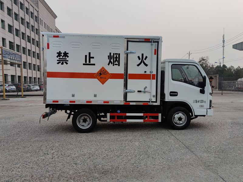 躍進(jìn)2.7/3.1/3.4米（藍(lán)牌）3類國六易燃液體廂式運(yùn)輸車