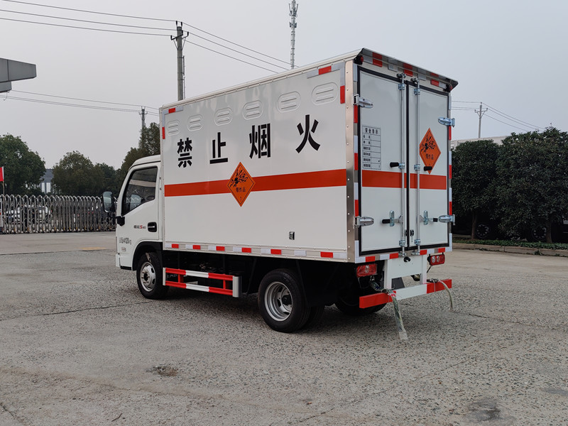 躍進(jìn)2.7/3.1/3.4米（藍(lán)牌）3類國六易燃液體廂式運(yùn)輸車