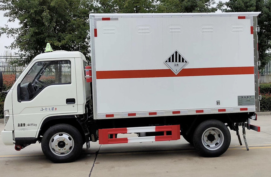 福田時代小卡3.8米(藍牌)3類易燃液體廂式運輸車