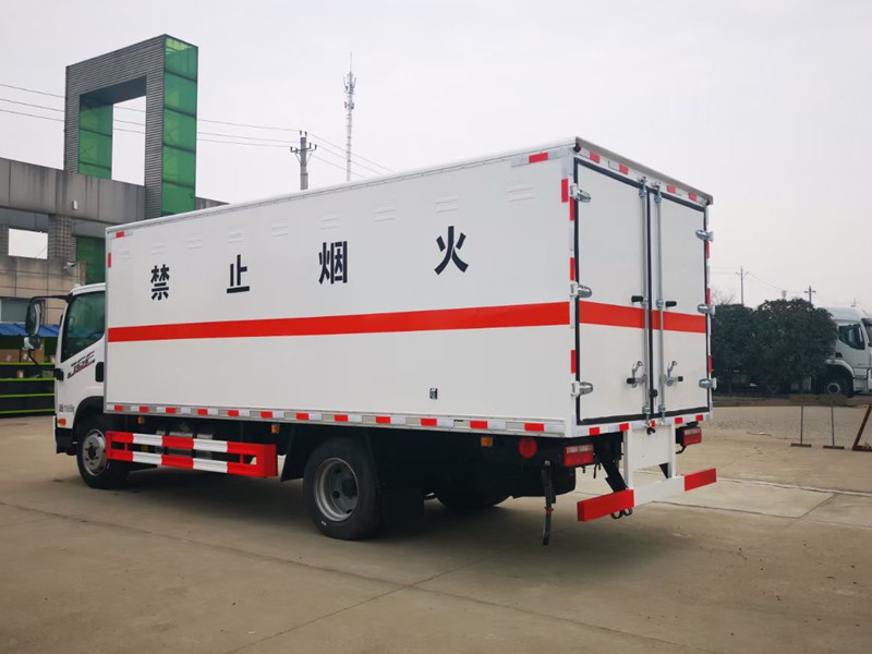 解放4.15米(藍(lán)牌)易燃液體廂式運(yùn)輸車