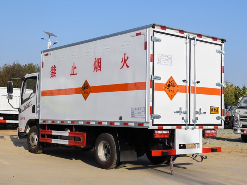 解放4.15米(藍(lán)牌)易燃液體廂式運(yùn)輸車