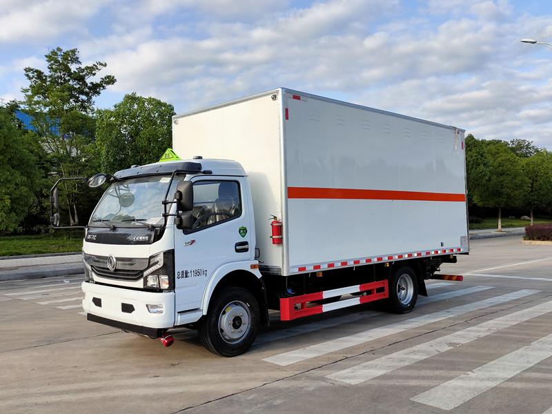 東風(fēng)D7 5.2米(國(guó)六)3類易燃液體廂式運(yùn)輸車