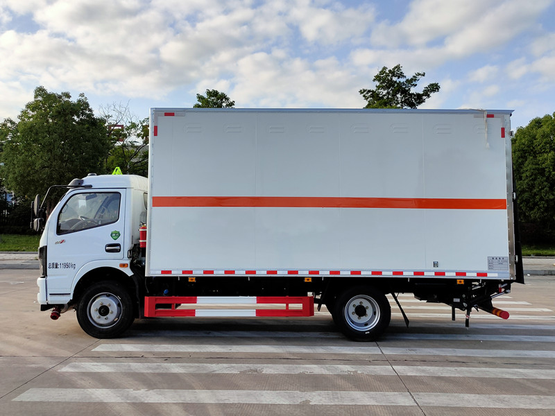 東風(fēng)D7 5.2米(國(guó)六)3類易燃液體廂式運(yùn)輸車