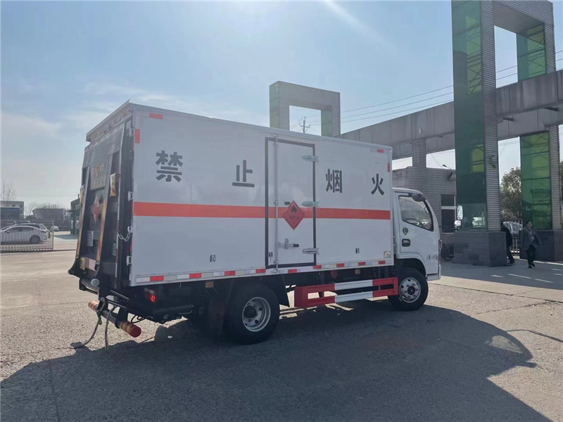 東風(fēng)D6多利卡4.17米（藍(lán)牌）易燃?xì)怏w危險(xiǎn)品運(yùn)輸車