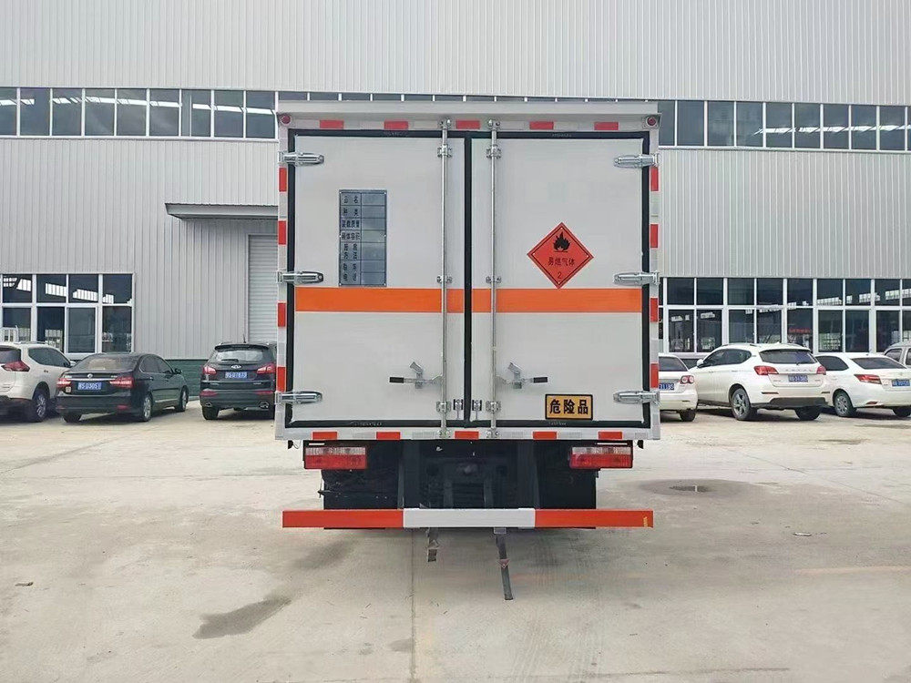 東風(fēng)D6多利卡4.17米（藍(lán)牌）易燃?xì)怏w危險(xiǎn)品運(yùn)輸車