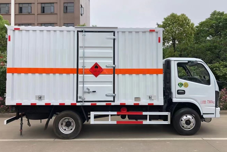 東風(fēng)多利卡4.2米（3.9噸超大額載）國(guó)六1類爆破器材運(yùn)輸車