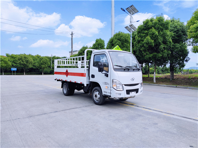 躍進(jìn)小福星2.4/3.0/3.3米(藍(lán)牌汽油)國六危險(xiǎn)品運(yùn)輸車