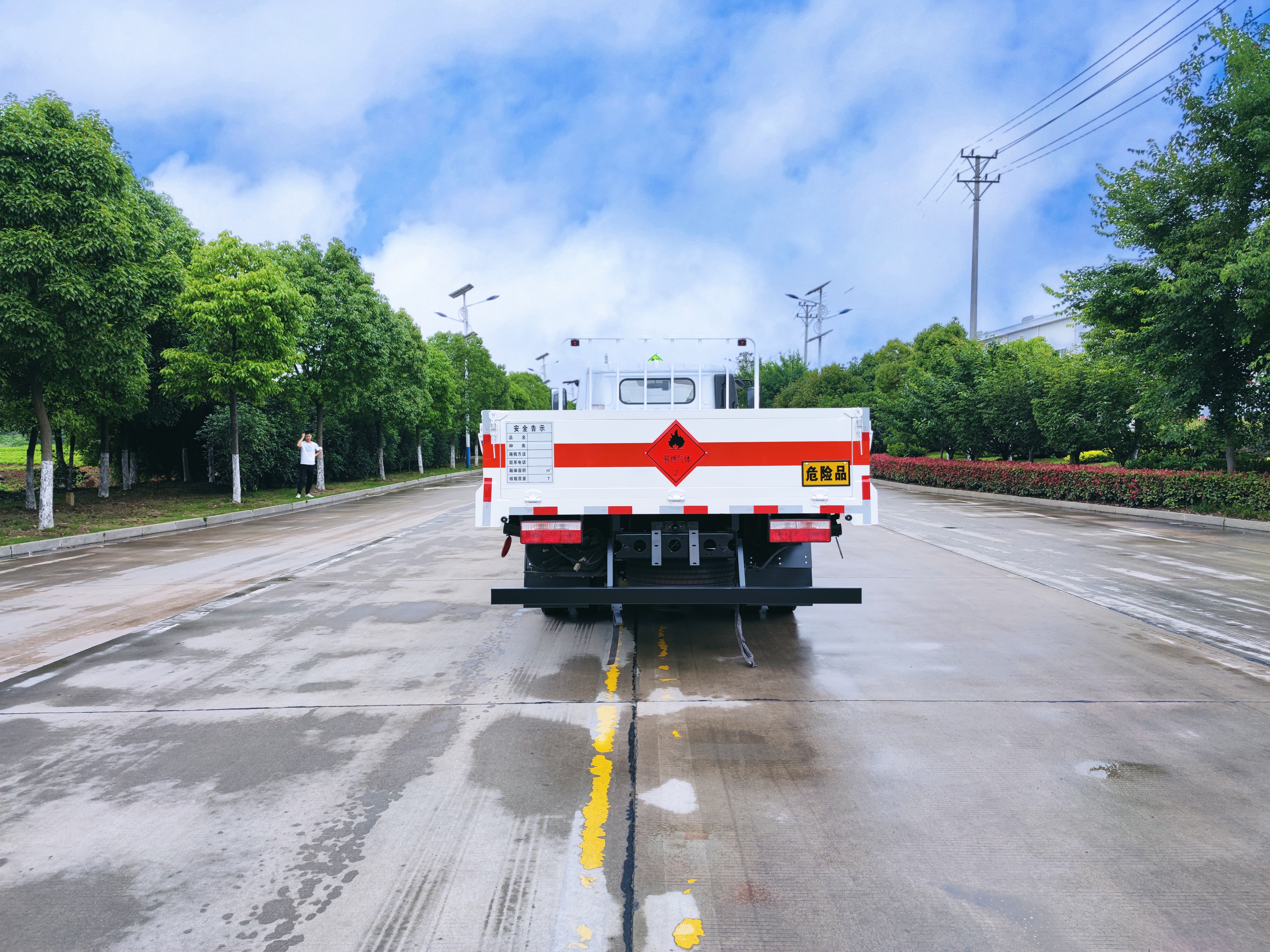 東風(fēng)多利卡D7  5.2米（國六）氣瓶運輸車