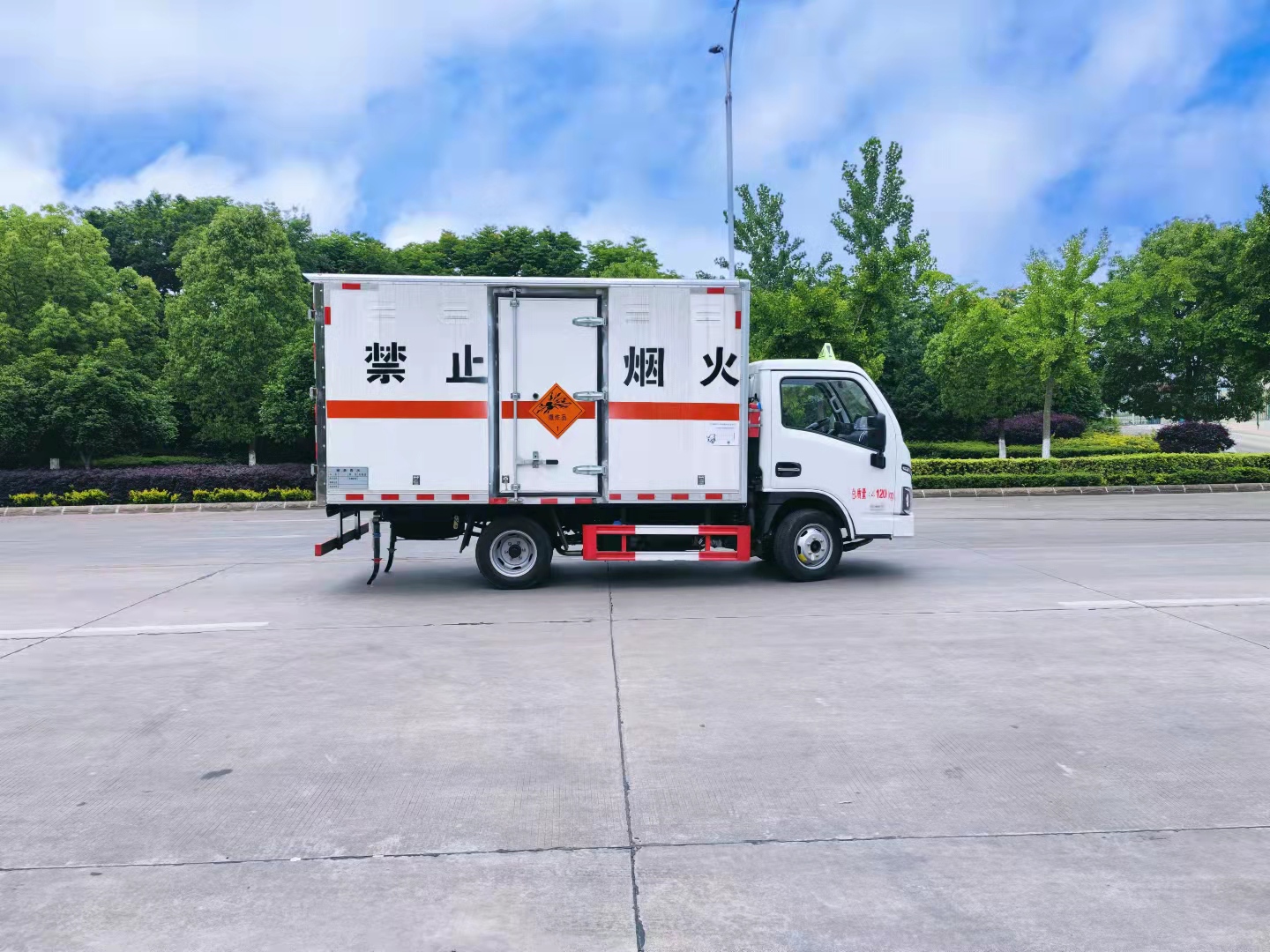 躍進(jìn)3.3米（藍(lán)牌）1類(lèi)國(guó)六爆破器材運(yùn)輸車(chē)