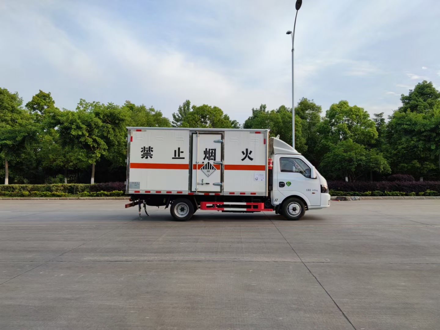 東風途逸2.6/3.1/3.5米(藍牌)國六爆破器材運輸車