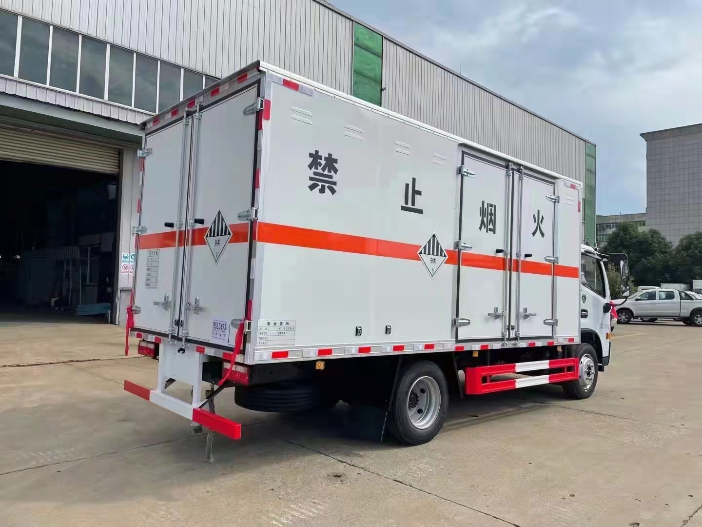 東風(fēng)多利卡5.2米（國六）雜項廂式危險品運(yùn)輸車