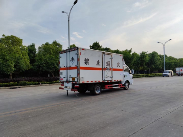 東風(fēng)途逸3.9米(藍(lán)牌)1類國六爆破器材運(yùn)輸車