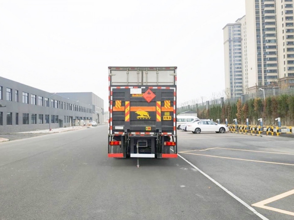 解放J6L前四后八7.7/8.6/9.7米（國六）3類易燃液體廂式運(yùn)輸車